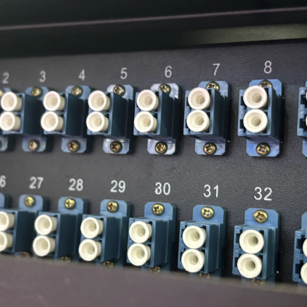Single Mode vs Multimode Fiber Patch Panel: How to Choose the Right One